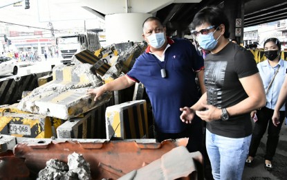 <p><strong>INSPECTION.</strong> Metropolitan Manila Development Authority (MMDA) Chair Benjamin "Benhur" Abalos Jr. (2nd from right) inspects damaged concrete barriers under an Edsa flyover on Tuesday (June 8, 2021). Abalos ordered the clearing of areas under flyovers and bridges across the MMDA jurisdiction -- specifically those under Edsa flyovers and the Skyway. <em>(Photo courtesy of MMDA)</em></p>