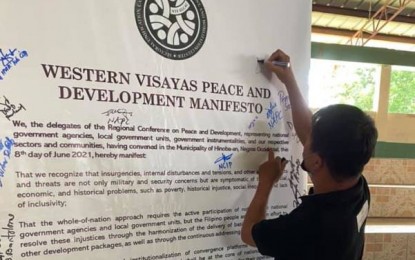 <p><br /><strong>MANIFESTO</strong>. One of the delegates of the Regional Conference for Peace and Development signs the manifesto after the two-day activity on Tuesday (June 8, 2021) at the Pagbana-ag Activity Center in Hinoba-an, Negros Occidental. The signatories included representatives from various sectors in Western Visayas, who expressed their full commitment to shared advocacies towards peace and development. <em>(Photo courtesy of PIA-Negros Occidental)</em></p>
