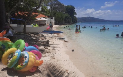 <p><strong>FULLY-VACCINATED TOURISTS</strong>. Photo shows a portion of the Lambug Beach in south Cebu's Badian town swamped by local tourists following the stoppage in acceptance of international tourists due to the Covid-19 pandemic. Tour and travel operators on Tuesday (June 8, 2021) expressed willingness to work with the Department of Tourism (DOT) in setting directions and strategies in tapping the fully-vaccinated tourists as the market. <em>(PNA photo by John Rey Saavedra)</em></p>