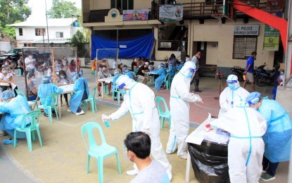 <p><strong>COMPREHENSIVE SWAB TESTING.</strong> Negros Oriental Assistant Provincial Health Officer, Dr. Liland Estacion, on Friday (June 11, 2021) said she is requesting the Department of Health in Region 7 for a one-week extension of the conduct of comprehensive Covid-19 testing in Dumaguete City. The DOH-7 had ordered a two-week mass testing of a targeted 5,000 first-generation direct contacts of Covid-19 patients to get a clear picture of the surge in cases in the capital city.<em> (PNA file photo courtesy of City PIO)</em></p>