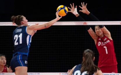 <p><strong>4<sup>th</sup> STRAIGHT WIN</strong>. Yuan Xinyue (R) of China blocks the net during the Preliminary Round match between China and Italy at the 2021 FIVB Volleyball Nations League in Rimini, Italy, June 14, 2021. It was China’s fourth straight win that improved its win-loss record to 7-5. <em>(Xinhua)</em></p>