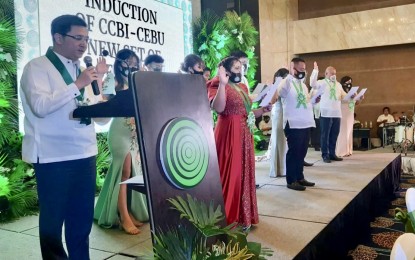 <p><strong>BROKERS' INDUCTION</strong>. Bureau of Customs-Port of Cebu acting district collector Charlito Martin Mendoza (left) administers the oath of the new board of directors and officers of the Chamber of Customs Brokers Inc.-Cebu, headed by its president Ronald Grancho at the Bai Hotel in Mandaue City, Cebu on Monday night (June 14, 2021). Mendoza urged the customs brokers to work for reduced cost of importation as a current trend in trade facilitation and maximizing duties and taxes collection from imports. <em>(Contributed photo)</em></p>