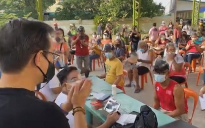 <p><strong>INDIGENTS' TURN.</strong> Manila Mayor Francisco 'Isko Moreno' Domagoso visits the Corazon Aquino Elementary School in Baseco on Wednesday (June 16, 2021) for the start of the A5 priority group vaccination. Eight additional vaccination sites have been assigned in Manila for indigents. <em>(Screengrab from Isko Moreno Domagoso FB page)</em></p>