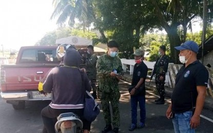 <p><strong>BORDER CONTROL OPERATION</strong>. Personnel of San Carlos City Police Station in Negros Occidental lead the quarantine control check in Barangay Buluangan located at the northern city’s boundary with Vallehermoso town in Negros Oriental on Wednesday (June 16, 2021). All non-essential travels of persons from Negros Oriental to Negros Occidental are prohibited from June 15 to 30.<br /><em>(Photo courtesy of Negros Occidental San Carlos City Police Station)</em></p>