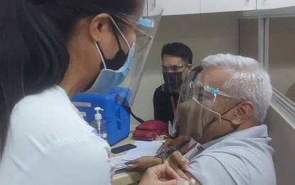 <p><strong>FULLY VACCINATED.</strong> Mayor Carmelo Lazatin Jr. of Angeles City, Pampanga receives his second dose of Sinovac vaccine on Wednesday (June 16, 2021). As of June 16, a total of 27,673 Angeleños from the priority groups got their first shot of vaccines, while 5,070 have completed their two doses.<em> (Photo courtesy of the City Government of Angeles)</em></p>