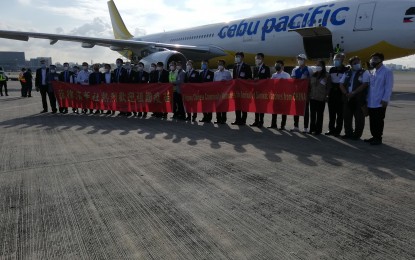 <p><strong>MORE JABS ARRIVE. </strong> The Filipino Chinese community welcomes the arrival of 1.5 million doses of Sinovac's CoronaVac vaccine at the NAIA Terminal 2 on Thursday (June 17, 2021). One-third of these doses were purchased by the Federation of Filipino Chinese Chambers of Commerce and Industry, Inc.  (<em>PNA photo by Cristina Arayata</em>) </p>