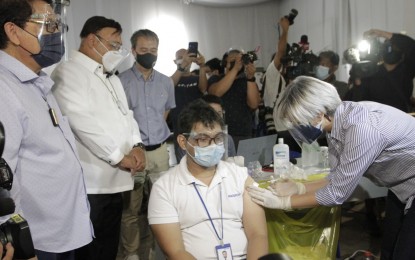 <p><strong>FIRST DOSE.</strong> Manila Vice Mayor Dr. Honey Lacuna-Pangan inoculates a seafarer during the symbolic vaccination activity at the Palacio de Maynila on Thursday (June 17, 2021). Also in photo are (from left) Labor Secretary Silvestre Bello III, Presidential Spokesperson Harry Roque, and Sen. Joel Villanueva. <em>(PNA photo by Avito Dalan)</em></p>