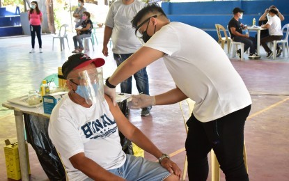 <p><strong>COVID VAX JAB</strong>. Inoculation of senior citizens in Dumaguete City continues as it moves forward to the A3 priority sector comprising persons with comorbidities. Dr. Mary Jean Loreche, DOH-7 chief pathologist, on Friday (June 18, 2021), however, said there is still no word for additional vaccines for Negros Oriental.<em> (File photo from the Lupad Dumaguete Facebook page/city PIO)</em></p>
