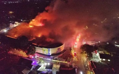 <p><strong>GUTTED</strong>. Huge fire engulfs the Gaisano Grand Mall in Antique on June 17, 2021. Bureau of Fire Protection (BFP) Antique Provincial Marshall Randy Pudadera, during a virtual press conference on Friday (June 18, 2021), said fire suppression continues as there remains ember and heat inside the mall. <em>(Photo courtesy of Tonzie)</em></p>