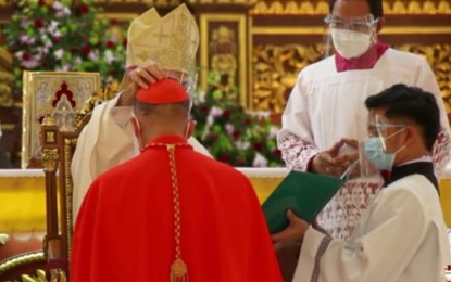 <p><strong>BESTOWED.</strong> His Eminence, Jose F. Advincula, receives his insignia as cardinal in bestowal rites at the Immaculate Conception Metropolitan Cathedral in Capiz, Roxas City on Friday. The rites were officiated by Most Rev. Charles John Brown, D.D., the Apostolic Nuncio to the Philippines.<em> (Screenshot from Pamati-Archdiocese of Capiz livestream)</em></p>