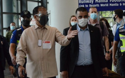 <p><strong>EXPERTS.</strong> National Task Force Against Covid-19 chief implementer Secretary Carlito Galvez Jr. (left) welcomes three Israeli medical experts at the Ninoy Aquino International Airport Terminal 3 in Pasay City on Sunday (June 20, 2021). With Galvez is Dr. Avi Ben-Zaken, deputy director of Israel’s Medical Technology and Infrastructure Administration and former head of the Covid-19 Control Center of the Israeli Ministry of Health. <em>(PNA photo by Avito Dalan)</em></p>