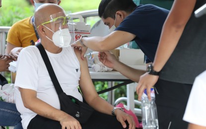 <p><strong>FIRST DOSE.</strong> An employee of the News and Information Bureau receives his first dose of the Sinovac jab at the Quezon City Hall on Saturday (June 19, 2021). Media companies are part of the A4 category. <em>(PNA photo by Robert Oswald P. Alfiler)</em></p>