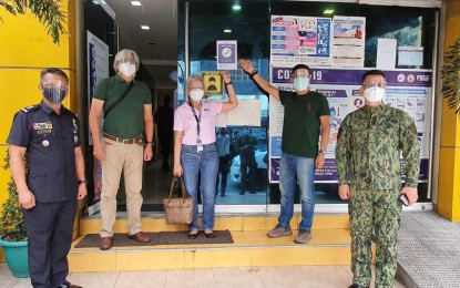 <p><strong>FIRST IN PASIG</strong>. The Department of the Interior and Local Government presents Barangay San Antonio, Pasig a safety seal after inspecting its barangay hall on June 9, 2021 making it the first barangay to get one in the city. The safety seal certifies that the barangay is compliant with the government’s minimum safety and health standards amid the Covid-19 pandemic. <em>(BSA photo)</em></p>