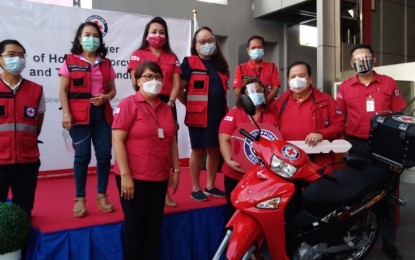 <p><strong>THANKFUL.</strong> Philippine Red Cross chair Senator Richard Gordon (2nd from right), other agency officials, and Honda Philippines representatives display one of the 104 motorcycle units donated by the auto company in this undated photo. The motorcycles will be distributed among PRC chapters nationwide for swift emergency response. <em>(Photo courtesy of PRC)</em></p>