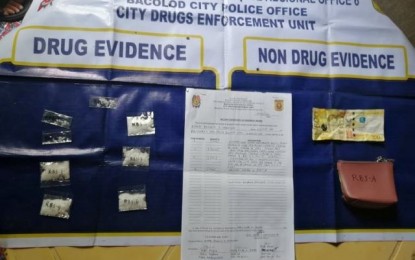 <p><strong>SHABU SEIZED</strong>. Operatives of the Bacolod City Police Office City Drug Enforcement Unit seize 27 grams of suspected shabu valued at PHP183,600 from Ronnel “Beboy Buang” Balaquit on Sunday (June 20, 2021). The suspect, a street-level individual, sold PHP500 worth of shabu to an undercover policeman.<em> (Photo courtesy of Bacolod City Police Office)</em></p>