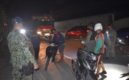 <p><strong>QUARANTINE CONTROL POINT</strong>. Health marshals and other law enforcement personnel conduct routine checkpoints in strategic locations in Dumaguete City in an undated photo. These checkpoints were established to ensure that minimum health protocols are observed during the modified enhanced community quarantine period in the capital and in the entire province of Negros Oriental. <em>(Photo from the Lupad Dumaguete Facebook page/City PIO)</em></p>