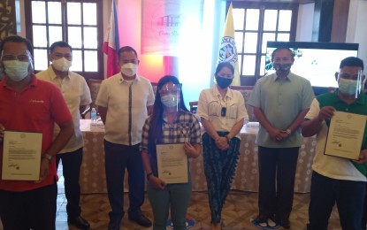 <p><strong>FINANCIAL AID.</strong> Some of the recipients of the financial aid from the Department of Tourism (DOT) pose with Tourism Secretary Bernadette Romulo-Puyat (fourth from right), DOT Ilocos regional director Joseph Francisco Ortega (right), Pangasinan Governor Amado Espino III (third from left), and Lingayen Mayor Leopoldo Bataoil (third from right) on June 21 in Lingayen town, Pangasinan. There are 30,478 beneficiaries in Pangasinan. <em>(Photo by Hilda Austria)</em></p>