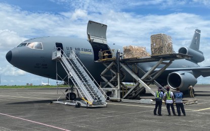 <p><strong>US MILITARY AID.</strong> US Air Force personnel unload weapons and equipment off a KC-10 Extender at the Clark Air Base in Pampanga on Monday (June 21, 2021). The latest shipment worth PHP183 million includes nine M3P .50 caliber heavy machine guns and 10 mortar tubes. <em>(Photo courtesy of US Embassy in Manila)</em></p>