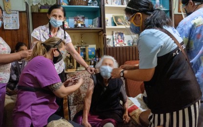 <p><strong>ELDERLY VACCINATION</strong>. The Department of Health in the Cordillera Administrative Region (DOH-CAR) urges local government units to ensure the elderly population would receive Covid-19 vaccine. Photo shows a centenarian in Baguio City getting inoculated with the Covid-19 vaccine. (<em>Photo courtesy of PIO-Baguio</em>) </p>