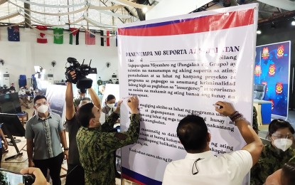 <p><strong>PLEDGE OF SUPPORT</strong>. PNP Chief, Gen. Guillermo Eleazar and Bulacan Governor Daniel Fernando lead the signing of a pledge of support to government programs against criminality during the oath-taking ceremony of the Coalition of Lingkod Bayan Advocacy Groups and Force Multipliers at the Victory Church Building in the City of Malolos on Tuesday (June 22, 2021). They also led the distribution of grocery packs to Bulakenyos who were mostly affected by the Covid-19 crisis. <em>(Photo by Manny Balbin)</em></p>