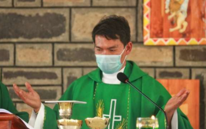 <p><strong>1ST FILIPINO PARISH PRIEST</strong>. Fr. Deem Virtudazo leads the blessing of the Holy Communion during the celebration of Mass in this undated photo. Virtudazo is the first Filipino parish priest in the diocese of Nakuru, Kenya. <em>(Photo from St. John the Evangelist Church)</em></p>