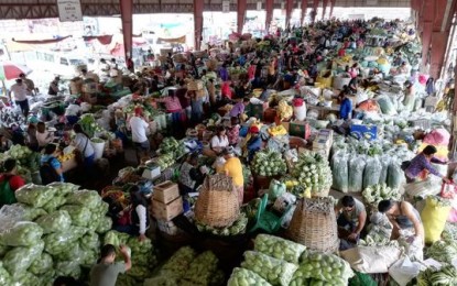 <p><strong>TRADING DAY</strong>. The energy at the La Trinidad vegetable trading post where tons of highland produce are traded daily is proof of the sufficient supply that comes from the Cordillera Administrative Region. Department of Agriculture-Cordillera regional director Dr. Cameron Odsey on Thursday (June 24, 2021) said the average daily trading is about 2,000 metric tons of assorted vegetables or two million kilograms. (<em>PNA photo by Liza T. Agoot</em>) </p>