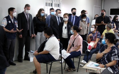<p><strong>ASSESSMENT.</strong> (From left) Department of Health Secretary Francisco Duque III accompanies Israeli health experts Adam Segal, Dafna Segol, and Dr. Avraham Ben-Zaken to observe vaccination procedures at the Lakeshore Mega Vaccination Hub in Taguig City on Thursday (June 24, 2021). Taguig Mayor Lino Cayetano (rightmost) toured the guests around the site where 400 were inoculated with Pfizer jabs. <em>(PNA photo by Jess M. Escaros Jr.)</em></p>