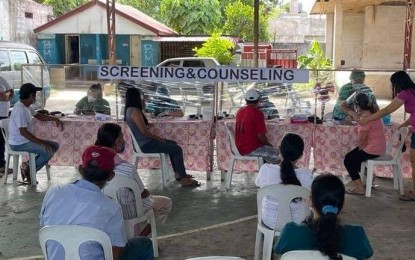 <p><strong>VAX AGAINST COVID-19</strong>. Residents of Barangay Cabug in Bacolod City wait to get vaccinated against Covid-19 on Wednesday (June 23, 2021). The city government has administered 58,339 doses of either Sinovac’s CoronaVac or AstraZeneca jab as of June 24, including 11,015 for the second dose, and 47,324 for the first dose. <em>(Photo courtesy of Bacolod City)</em></p>