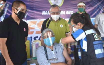 <p><strong>VACCINE UPDATE</strong>.  The Cordillera Administrative Region (CAR) has vaccinated a total of 127,190 residents in the six provinces and two cities of the region. Dr. Amelita Pangilinan, assistant regional director of the Department of Health-CAR, on Friday (June 25, 2021) said the government continues to advocate and urge residents to receive the vaccine, especially the senior citizens who are the most at-risk sector. (<em>PNA file photo</em>)  </p>