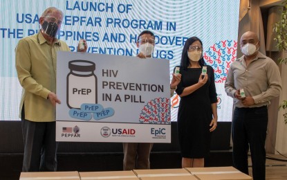 <p><strong>FIGHTING HIV.</strong> US Embassy Chargé d’Affaires John Law joins Philippine Secretary of Health Francisco Duque III, Quezon City Mayor Joy Belmonte, and HIV AIDS Support House Executive Director Desi Andrew Ching, at the handover at the Executive Lounge of the Quezon City Hall on Friday (June 25, 2021). A total of 20,000 bottles of HIV drugs were donated during the event. <em>(Photo courtesy of US Embassy in Manila)</em></p>