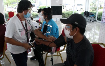 <p><strong>SEAFARERS’ DAY.</strong> The Taguig local government inoculates Filipino seafarers with Pfizer jabs at the Lakeshore hub in Barangay Lower Bicutan on Friday (June 25, 2021). At least 1,000 were vaccinated to coincide with the international celebration of the Day of the Seafarer. <em>(PNA photo by Jess M. Escaros Jr.)</em></p>