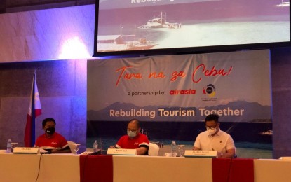 <p><strong>REBUILDING TOURISM</strong>. Philippines AirAsia chief finance officer Ray Berja (left to right), chief executive officer Ricky Isla, and Hotel, Resort and Restaurant Association of Cebu president Alfred Reyes on Friday (June 25, 2021) signed a memorandum of agreement in their efforts to revitalize the tourism sector and economy of the island province. Under the agreement, the Malaysian carrier will become the official airline partner of HRRAC’s hotel members. <em>(PNA photo by Carlo Lorenciana)</em></p>