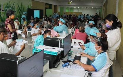<p><strong>PRIORITY GROUPS.</strong> Cavite residents line up for the Pfizer Covid-19 vaccine at Central Mall Dasmariñas on Friday (June 25, 2021). At least 500 persons from different priority groups were inoculated. <em>(PNA photo by Gil Calinga)</em></p>