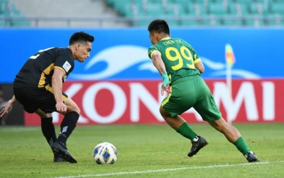 <p><strong>DRAW</strong>. Beijing's Chen Yanpu tries to elude the defense of the Philippines’ United Clark's Sean Kane in Group I action of AFC Champions League (ACL) at the Milliy Stadium in Tashkent, Uzbekistan on Saturday night (June 26, 2021). The match ended in 1-1 draw. <em>(Photo courtesy of AFC)</em></p>