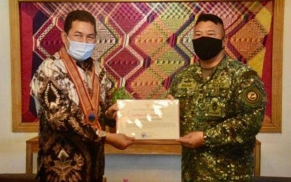 <p><strong>COMMENDATION.</strong> The Indonesian government commends the Joint Task Force (JTF)-Tawi-Tawi for the successful rescue recently of four of its nationals from captivity in the hands of the Abu Sayyaf Group (ASG) bandits in that province. Indonesian Consul General Dicky Fabrian (left) flew Saturday (June 26, 2021) to Tawi-Tawi and personally handed the commendation certificate to Brig. Gen. Arturo Rojas, JTF Tawi-Tawi commander (right). <em>(Photo courtesy of the Western Mindanao Command Public Information Office)</em> </p>