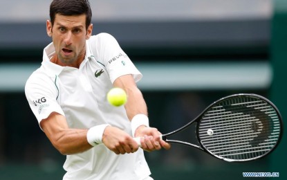 <p><strong>WIMBLEDON</strong>. Novak Djokovic of Serbia competes during the men's singles first round match against Jack Draper of Great Britain at the 2021 Wimbledon Tennis Championships in London, Britain, on June 28, 2021. Djokovic will face Kevin Anderson from South Africa in the second round.<em> (Xinhua/Han Yan)</em></p>