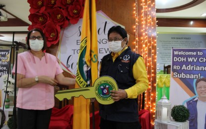 <p><strong>TURNOVER</strong>. Outgoing DOH Western Visayas Center for Health Development (DOH WV CHD) Regional Director Emilia P. Monicimpo (left) hands over the key of responsibility to incoming Regional Director Adriano P. Subaan (right) in a ceremony held at the regional office on Wednesday (June 30, 2021). Subaan, who will officially assume the post on July 1, 2021, in his message said that they will sustain health programs, projects, and activities of the department. <em>(Photo courtesy of DOH WV CHD)</em></p>