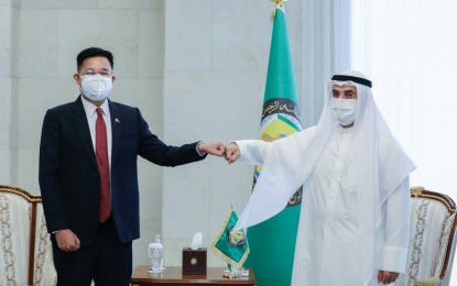 <p><strong>TIE-UP FOR MINDANAO</strong>. Presidential Assistant on Foreign Affairs and Special Envoy to Saudi Arabia Robert E. A. Borje (left) and Gulf Cooperation Council (GCC) Secretary General Dr. Nayef Falah M. Al-Hajraf bump fists after their recent meeting in the Kingdom of Saudi Arabia. The GCC expressed its support for the Philippine government’s efforts to pursue just and lasting peace and development in Mindanao. <em>(Contributed photo)</em></p>