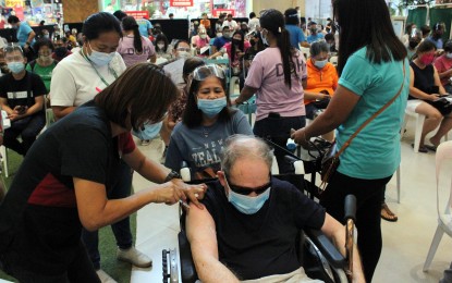 <p><strong>VAX FOR ALL.</strong> Peter Hughes, 77, a British national, receives his second dose of Sinovac vaccine from city health worker Sherilyn Almira at Vista Mall in Dasmariñas City, Cavite on Friday (July 2, 2021). Hughes was among the 300 individuals inoculated under the A2 (senior citizens) priority group. <em>(PNA photo by Gil Calinga)</em></p>