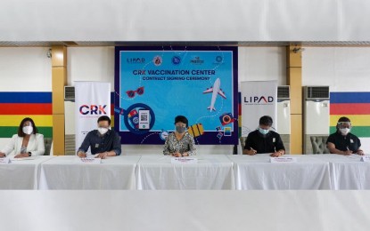 <p><strong>VAX SITE</strong>. Luzon International Premier Airport Development Corp. (LIPAD) CEO Bi Yong Chungunco (center) and representatives of four medical institutions on Thursday (July 1, 2021) ink a pact on the use of the Clark International Airport’s old terminal as another Covid-19 vaccination site in the region. With the airport’s newly built terminal, which will be launched this July, selected areas in the old terminal will be used for the much-needed mass vaccination roll-out in the country. <em>(Photo courtesy of LIPAD Corporate Communications)</em></p>