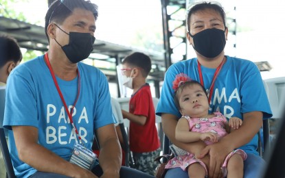 <p><strong>BRIGHT FUTURE.</strong> Felix and Tess Retoya are looking forward to a brighter future with their five children once they are settled in Ormoc. The Retoya family is part of the group of 32 Balik Probinsya, Bagong Pag-asa beneficiaries who left on Friday (July 2, 2021). <em>(PNA Photo by Robert Alfiler)</em></p>