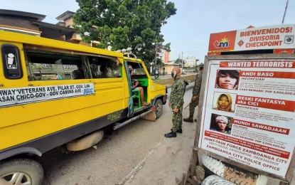 <p><strong>HEALTH STANDARD.</strong> Policemen manning a checkpoint inspect a public utility jeepney to ensure passengers comply with the minimum health standards in this undated photo. The Zamboanga City Police Office reported 279 various violations of quarantine guidelines on Thursday (July 1 2021). <em>(Photo courtesy of ZCPO Station 5 Facebook)</em></p>