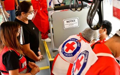 <p><strong>BAKUNA BUS</strong>. Philippine Red Cross personnel inoculate residents of Mandaluyong City as part of its Bakuna Bus deployment program on Saturday (July 3, 2021). A total of 492 individuals have been inoculated with the Sinovac vaccine. <em>(Courtesy of PRC)</em></p>
