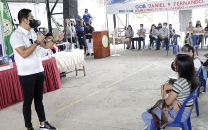 <div><strong>TAKING ADVANTAGE OF TIKTOK.</strong> Governor Daniel Fernando urges TikTok users among the students of Bulacan Polytechnic College-Pandi Campus, to help enjoin netizens to abide by the health protocols against Covid-19, particularly the wearing of face masks and face shields. He spoke during the launching of the provincial government's Tulong Pang-Edukasyon sa Bulakenyo Scholarship Program on Wednesday (July 7, 2021). <em>(Photo courtesy of the Bulacan Provincial Public Affairs Office). </em></div>