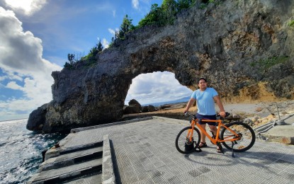 <p><strong>TOURIST SPOT.</strong> Dale de Vera, a broadcast journalist, poses for a picture with the famous Boracay Keyhole behind him in this undated<strong> </strong>photo. The unique rock formation sits along NewCoast, a new mixed-use leisure and resort development on the world-famous island. <em>(PNA photo)</em></p>