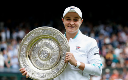 <p><strong>FIRST DISH</strong>. Ashleigh Barty of Australia poses with the trophy during the awarding ceremony for the women's singles final between Ashleigh Barty of Australia and Karolina Pliskova of the Czech Republic at the Wimbledon Tennis Championship in London, Britain, on July 10, 2021. Barty became the first Aussie to hold the Venus Rosewater Dish in 41 years. <em>(Xinhua/Han Yan)</em></p>