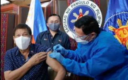 <p><strong>FULLY VACCINATED</strong>. Health Secretary Francisco Duque III administers the second Covid-19 Sinopharm shot to President Rodrigo Roa Duterte on Monday (July 12, 2021). Duterte received his first vaccine shot on May 3.<em> (Photo courtesy of Senator Bong Go)</em></p>