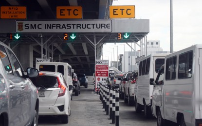 <p>A toll plaza at the Skyway Stage 3. <em>(PNA photo by Joey O. Razon)</em></p>