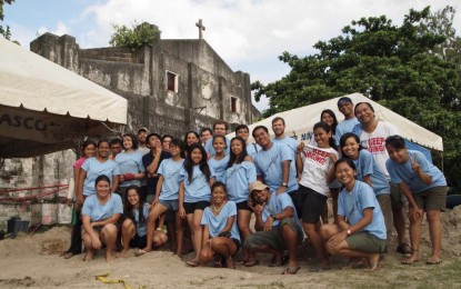 <p><strong>ARCHAEOLOGICAL SURVEY.</strong> File photo shows graduates of the University of San Carlos, University of Guam, University of Hawaii, and the University of the Philippines who participated in an archaeological field season in San Remigio, Cebu in 2012. The Aboitiz Foundation, Inc. granted the National Museum of the Philippines P2 million to bankroll an archaeological survey to be conducted in northern Cebu, including the town of San Remigio. <em>(Contributed photo)</em></p>