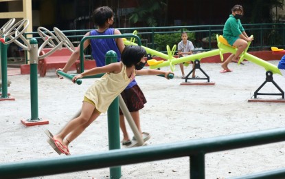 <p><strong>TEMPORARY RESPITE</strong>. Children having fun outdoors. Manila Mayor Francisco “Isko Moreno” Domagoso said Tuesday (July 20, 2021) Metro Manila mayors have voted to keep children five years old and above at home after the health department confirmed that two Covid-19 Delta variant-positive patients were from Manila. <em>(PNA file photo)</em></p>